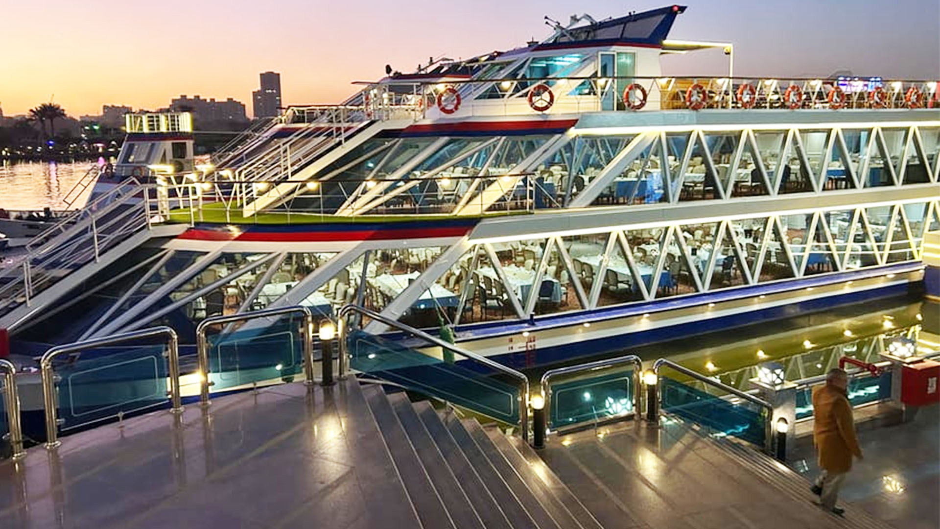2-hrs Dinner Cairo Cruise with Entertainment Show
